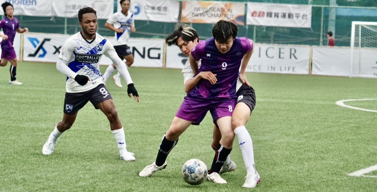  中興隊長利文成（白）與清華廖駿羲（紫）激烈爭搶控球權。攝/蔡佑涵