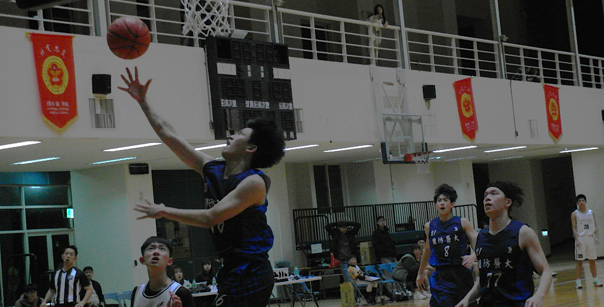 國防醫多次掌握籃下得分。攝/鄭筠穎