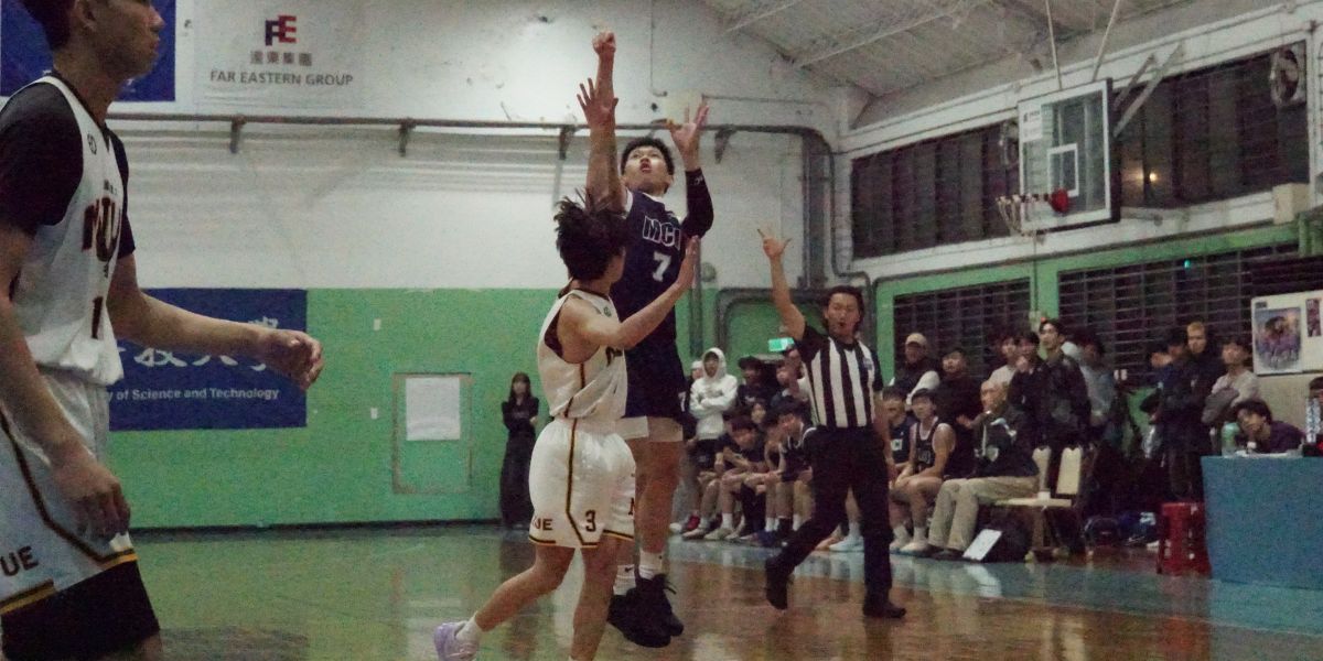 銘傳隊長張圻安(深)表現亮眼，帶領球隊拿下勝利。攝/廖芸萱 (另開新視窗)