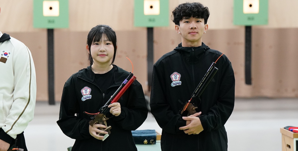 10公尺空氣手槍中華隊鄭晏晴、謝翔宸混合團體銅牌。攝/大專體總 (另開新視窗)