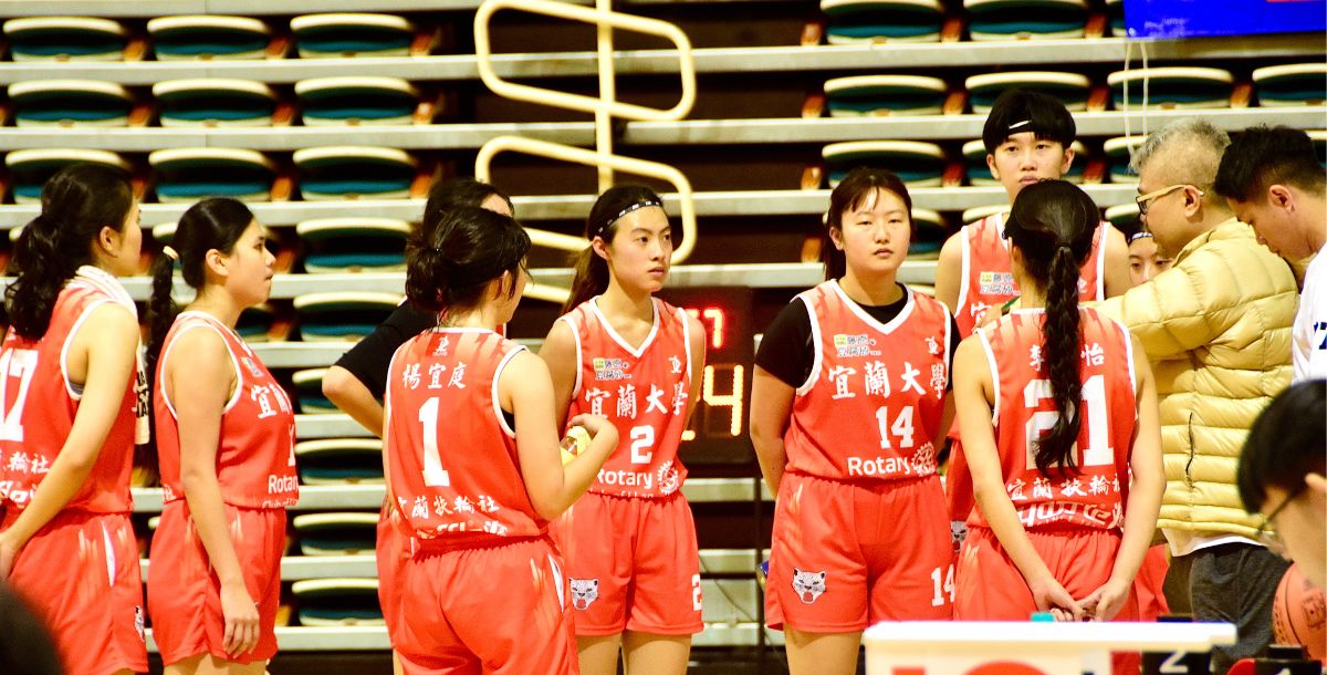 宜蘭大學球員與教練在暫停中討論戰術。攝/藍毓靜