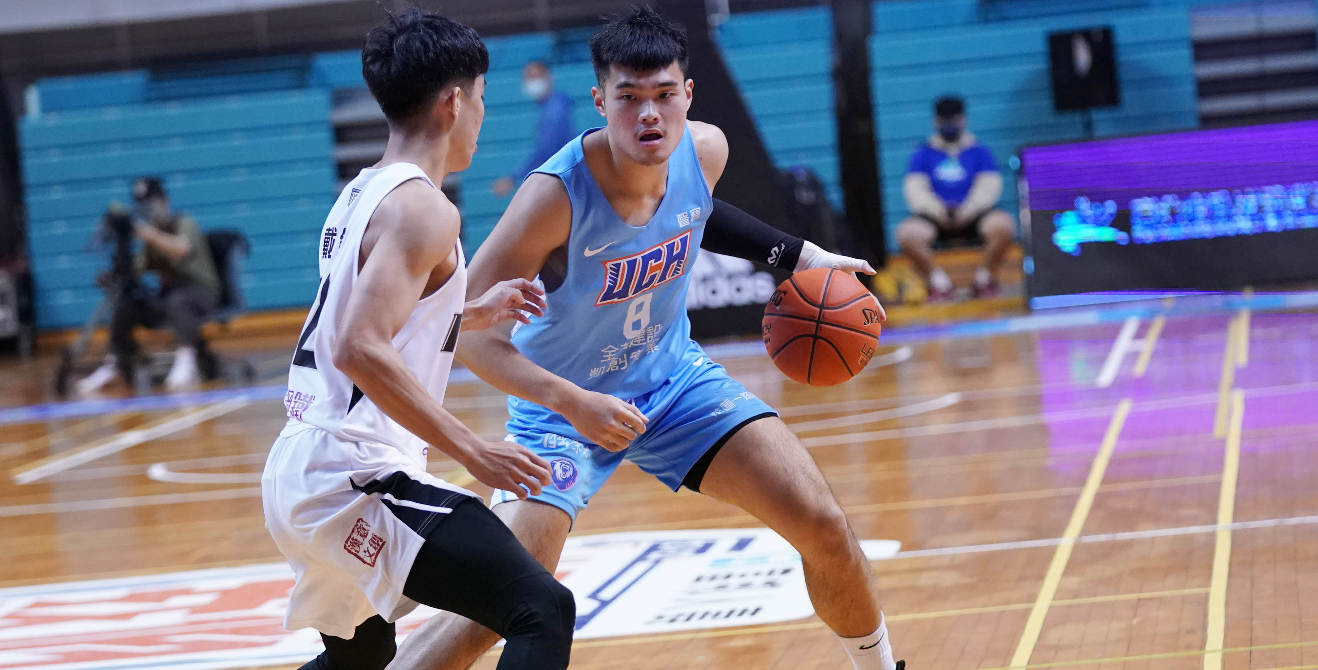 健行科大陳范柏彥29分13籃板,UBA生涯500籃板達成。攝/大專體總